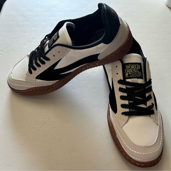 Sneakers - Picture 1 of 2